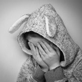 «Киімін шешкен»: Қостанайда үш жасөспірім 5 жастағы қызды зорлады деп айыпталды