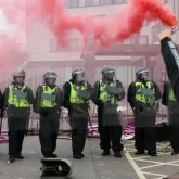 Тәртіпсіздіктер басталды: Ұлыбритания елдегі хаосқа қалай жол берді