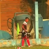 Алаң жиегіне дәрет сындырған футболшы ойыннан шеттетілді (ВИДЕО)