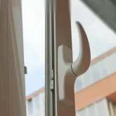 Оралда екі жасар бала терезеден құлап кетті