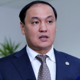 «Анасы өтінді»: Қарашөкеев Елдос Сметовтің көшесіне асфальт салыну себебін түсіндірді