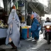 «Еркектерді азғырады»:  Талибан билігі әйелдерге енді сатушылармен сөйлесуге тыйым салды