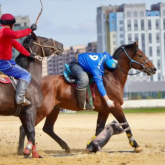 «Төреші басқа елден болады»: Қырғыз көкпаршылары қазақтарды қарымта кездесуге шақырды