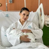 «Тамақ дайын, үй жинаулы»: Блогер Мерей Абилова босанғаннан кейінгі өмірін айтты