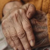 «Құны 10 млн теңге»: Алматыда ер адам қарияны өлтіруге тапсырыс берген (ВИДЕО)