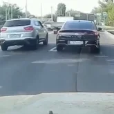 Алматыда жүргізуші жанында келе жатқан көлікке оқ жаудырған (ВИДЕО)