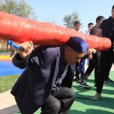 Түркістанда 74 жастағы қария ауыр бөренені 10 рет көтеріп, көпшілікті тәнті етті (ВИДЕО)