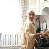 «Орамал тағып, нан жайған ұнайды»: Қазаққа келін болған филиппіндік қыз көпшілікті тәнті еттіі