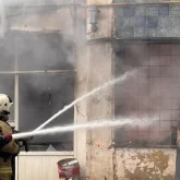 «Кілемдер мен 2 тонна бояу өртенді»: Шымкентте қойма отқа оранды (ВИДЕО)