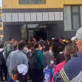 Ақтауда оқушылардың бірін-бірі таптап кете жаздаған сәті видеоға түсіп қалды