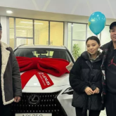 «Мұндайға дайын болмадым»: Қайрат Нұртастың әкесі келініне су жаңа көлік мінгізді (ВИДЕО)