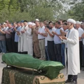 «Туысқандар тамақ ұрлайды, басқалар өтірік жылап, үйді сынайды»: Қазақтар жаназаны дұрыс шығарып жүр ме