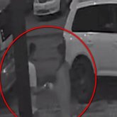 Ақтауда ер адам қызды ішінен ұрып құлатты (ВИДЕО)