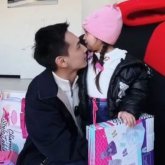 Блогер Дархан Жолшыбеков некесіз туған қызымен кездесіп, көлік пен пәтер сыйлады (ВИДЕО)