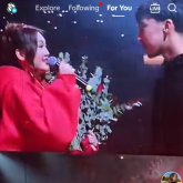 «Сен маған гүл сыйласаң, мен саған ұл сыйлаймын»: Rаim мен Ерке Есмахан сахнада тыңдармандарын күлдірді (ВИДЕО)