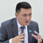 «Көрсеқызар халықпыз…»: Депутат «ақша жоқ-жоқ» деп трендтен қалмайтындарды сынады