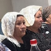 «Келіндер осылай отырса, жұлып алар еді»: Желіде бір орамалды бірігіп жапқан апалардың видеосы тарады