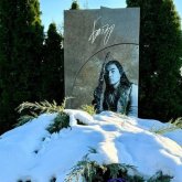 «Сені сағындық»: Ресейлік әнші марқұм Батырхан Шүкеновтің зиратына барды