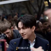 «Мен кіммін сонша?!»: Димаш Құдайберген жанкүйеріне автограф беруден бас тартты (ВИДЕО)