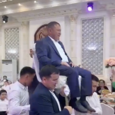 «Ажырасып кетсем де көтермес едім»: Қайын атасына құрмет көрсеткен күйеу балалар жұртқа жақпай қалды (ВИДЕО)