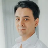 «Мен көліктен, Ердос ұшақтан қорқады»: Айдар Тұрғамбек ірі жол апатынан аман қалғанын айтты