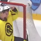 Қазақстандық хоккейші шайбаны тісімен қағып алып, жұртты таңқалдырды (ВИДЕО)