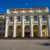 «Оқудан шығасыңдар»: Оралда университет деканы студенттерді негізсіз қорқытқан (ВИДЕО)