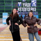 «Екі қоян»: Жұлдыз Әбдікәрімова мен Салтанат Бақаева әуежайда биледі (ВИДЕО)