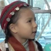 Төрт тілде сөйлейтін бес жасар қыз көпшілікті тәнті етті (ВИДЕО)