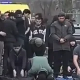 Алматыда тұрғындар жолды жауып тастап, намаз оқыған (ВИДЕО)
