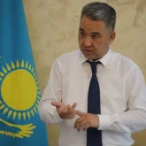 «Ақылды болма»: Қарағандының әкімі желідегі пікірі үшін жазаланды