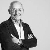 «Отбасымен демалып жүрген»: Белгілі миллиардер оқыс жағдайда көз жұмды