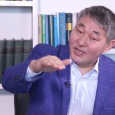 «Өңшең банда, фанерщиковтердің құтырған шоуы»»: Ерлан Төлеутай Жаңа жылда «іш пыстырған» телеарналарды сынады