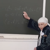 «ҰБТ-ға көмектесіп жүр: Оқушыларға сабақ берген 93 жастағы кейуана көпшілікті тәнті етті (ВИДЕО)