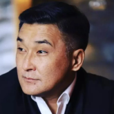 «Сыйлайтын күйеуі бар әйел бақытты»: Актер Алмат Сақатов кедей еркектерге үндеу жолдады (ВИДЕО)