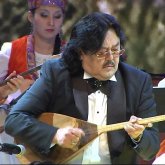 «Жабыла іздегенмен табылмады»: Күйші Секен Тұрысбек домбырасын ұрлатып алғанын айтты