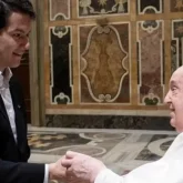 Қазақстандық скрипкашы Рим папасының алдында өнер көрсетіп, батасын алды