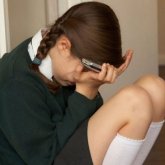 «Қабырғасы сынып, миы шайқалған»: Алматыда бір топ жасөспірім оқушы қызды ұрып-соққан (ВИДЕО)