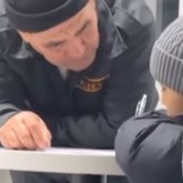 Оқушының сабағына көмектескен күзетші көптің ықыласына бөленді (ВИДЕО)