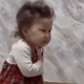 «Кішкентай патриот»: 2 жасар бүлдіршіннің әнұранға құрметі көпті тәнті етті (ВИДЕО)