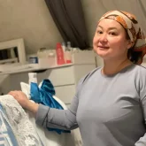 «Елдің дархандығы болар»: немересін қырқынан шығарған Роза Әлқожа сыйлыққа көміліп қалды (ВИДЕО)