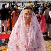 «Канализацияға түсіп жатыр»: Қазақстандық актриса үнділердің Кумбха Мела фестиваліне қатысты