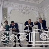 «Пакетпен шашты ғой»: Тойда ақшаны жаңбырша жаудырғандар жұрттың ашуына тиді (ВИДЕО)