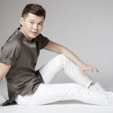 «Қалай қуанарымды білмедім»: Ернар Айдар әкесі дүниеден озған күні ұлды болғанын айтты