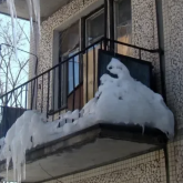 Қостанайда 3 жасар бала аязды күні анасын балконға қамап қойған (ВИДЕО)