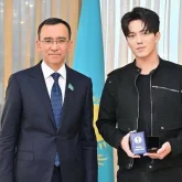 Сенат төрағасы Димаш Құдайбергенге жаңа төсбелгі табыстады