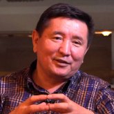 «Біртуарларымызды тірісінде итше таламайтын күніміз бола ма?»: Бекжан Тұрыс «Қазақфильмге» реніші барын айтты