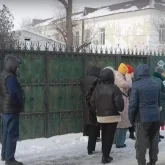 «Ақшамызды қайтарсын!»: Атырауда ақылы лицей жабылып, ата-аналар шу шығарды