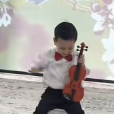 Бағжан Октябрьге пародия жасаған бүлдіршін елді күлкіге қарық қылды (ВИДЕО)