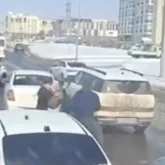 Астанада екі жүргізуші көшенің қақ ортасында төбелес шығарды (ВИДЕО)